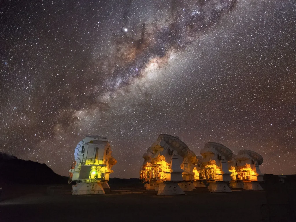 En el llano de Chajnantor, increíble imagen de las antenas bajo la Vía Láctea. Crédito: Sergio Otarola ALMA-(ESO / NAOJ / NRAO)
