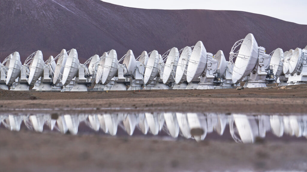Reflejos sobre el agua de las antenas de ALMA. Crédito: Pablo Carrillo - ALMA (ESO/NAOJ/NRAO)