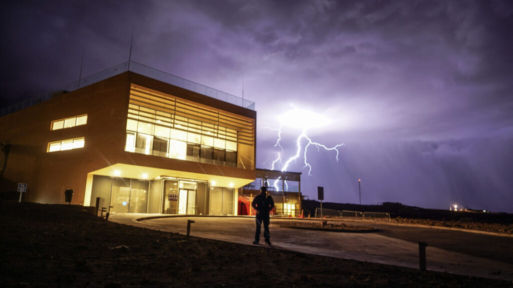 Relámpago en la Residencia. Crédito: Pablo Carrillo -ALMA(ESO/NAOJ/NRAO)