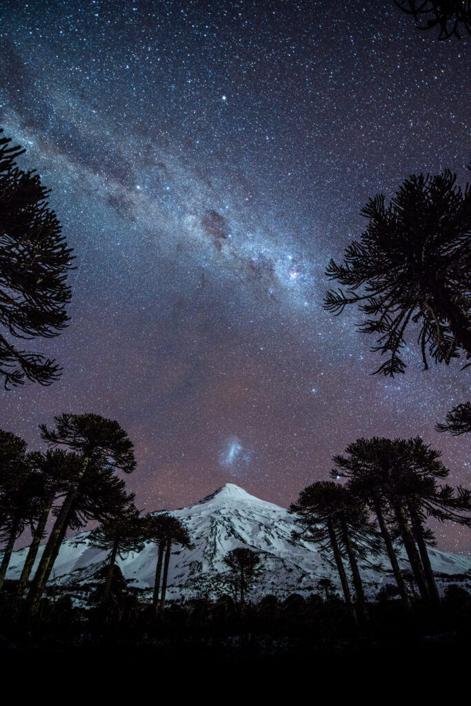 Volcan Lanin y Via lactea. ©Fernando Gudenschwager