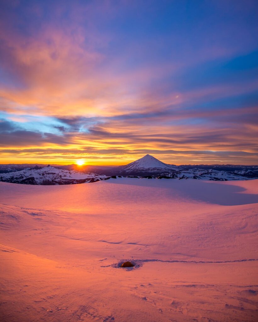 Volcan Quetrupillan Parque Nacional Villarrica. Solsticio de Invierno. Volcan Villarrica. ©Fernando Gudenschwager