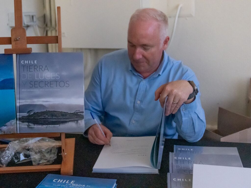 Alex Strodthoff firmando ejemplares del reciente libro