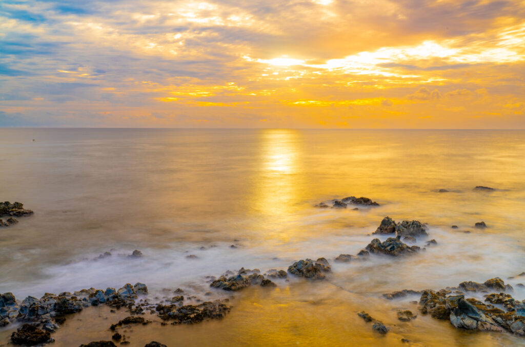 Atardecer en Isla de Pascua. Foto disponible en libro. 