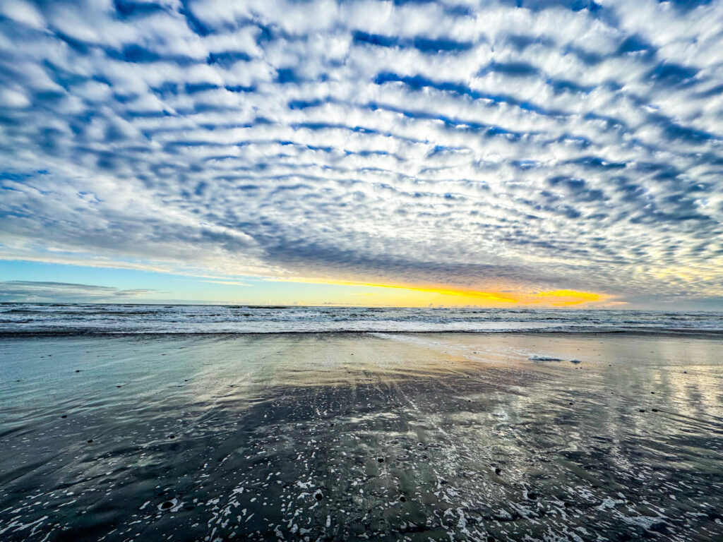 Atardecer en playa mocul. Foto disponible en libro. 