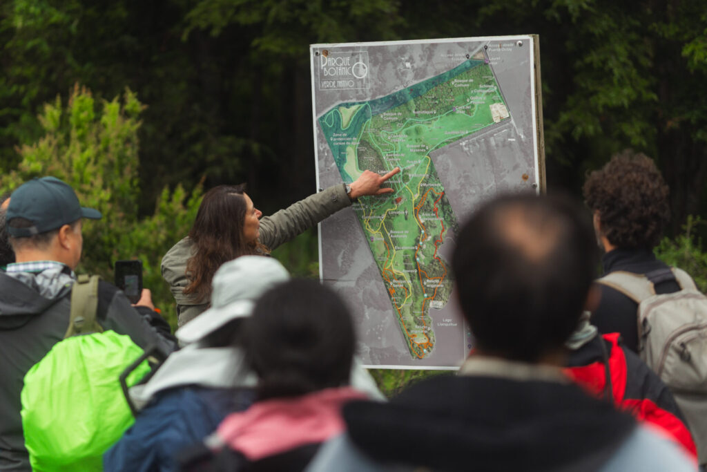 Ilse Ilijic, directora del Jardín Botánico VerdeNativo guiando las exploraciones dentro de las ricas colecciones botánicas y relictos de selva valdiviana. Créditos Michael Calhuante