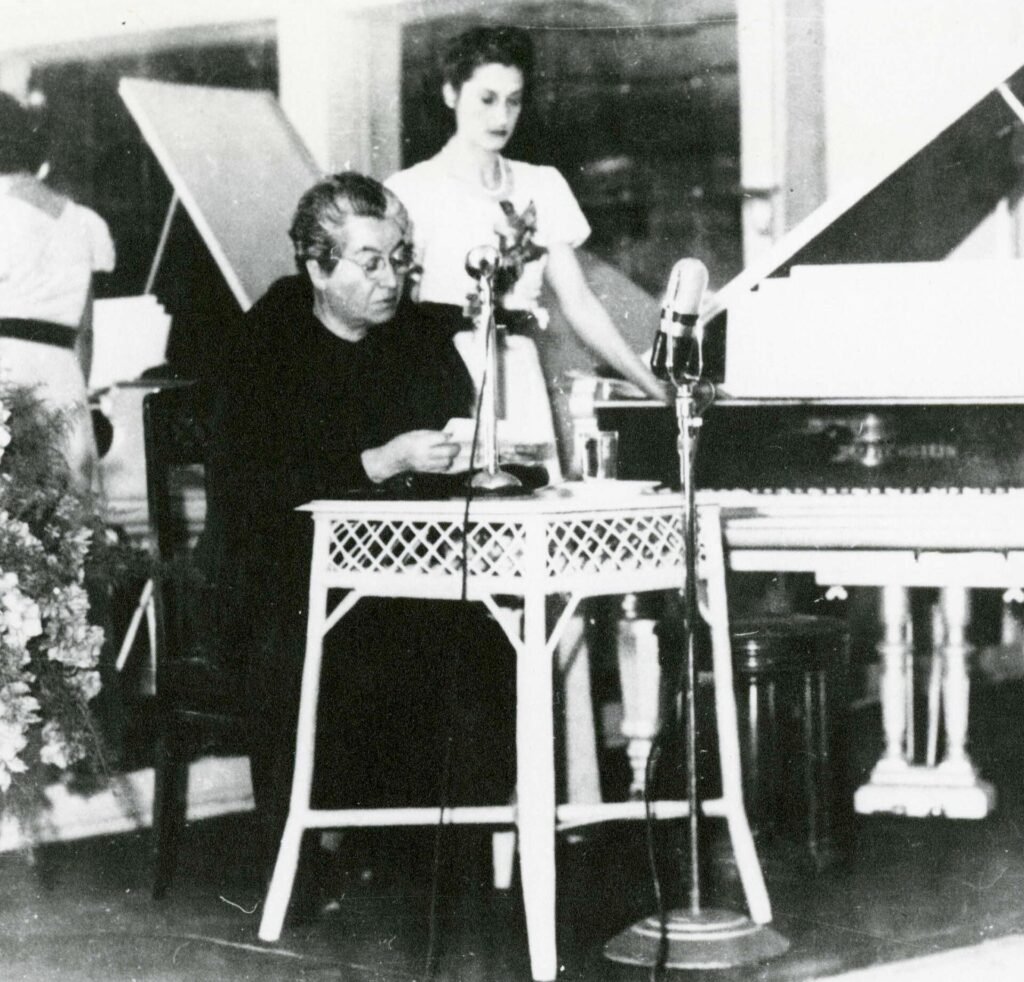 Conferencia de Gabriela Mistral, Santiago de Chile 1954. Créditos: ©Colección del legado Gabriela Mistral del Archivo del Escritor, Biblioteca Nacional de Chile.