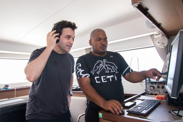 David Gruber y Dean Gibbons escuchando a cachalotes a través de un conjunto de hidrófonos adaptados. Foto: cortesía Michael Lees / National Geographic