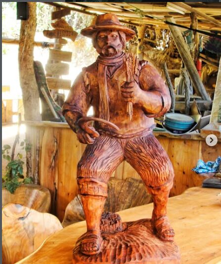 "Escultura inspirada en el segador de trigo del Secano Costero de nuestra hermosa Región del Maule. Tallado realizado en una sola pieza de madera". Compartido a través de instagram.