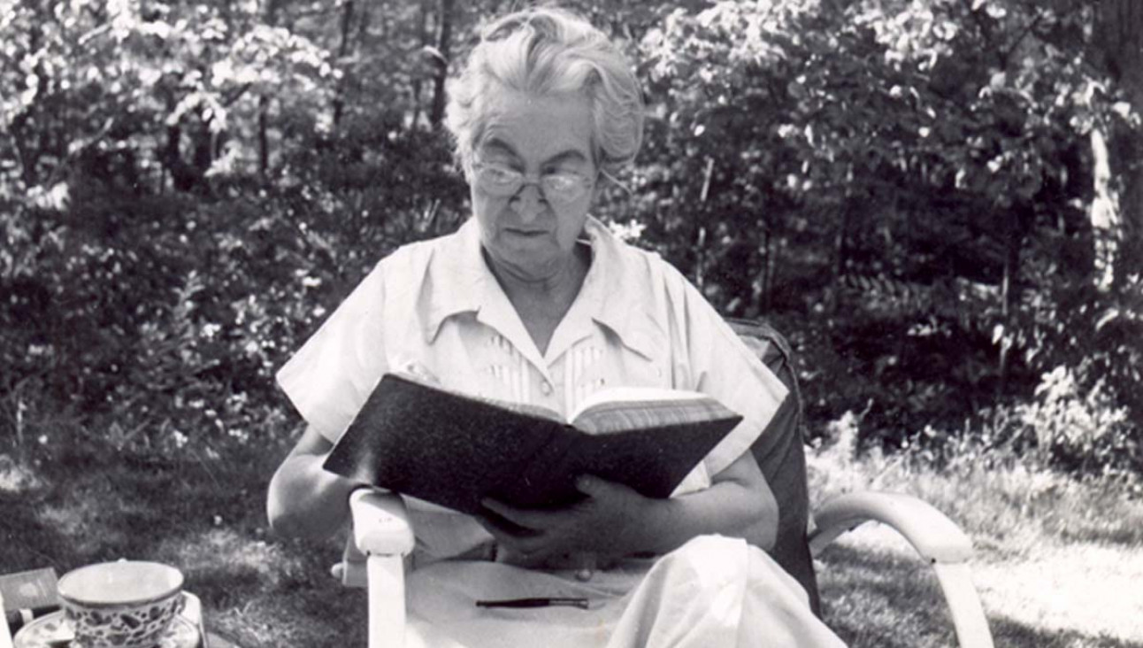 A 80 años del Nobel: Gabriela Mistral y su vínculo vital con la naturaleza y la pedagogía al aire libre
