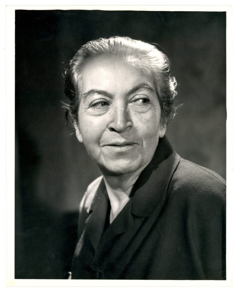Gabriela Mistral para revista LIFE. Créditos: ©Archivo del Escritor. Colección Gabriela Mistral - Biblioteca Nacional de Chile