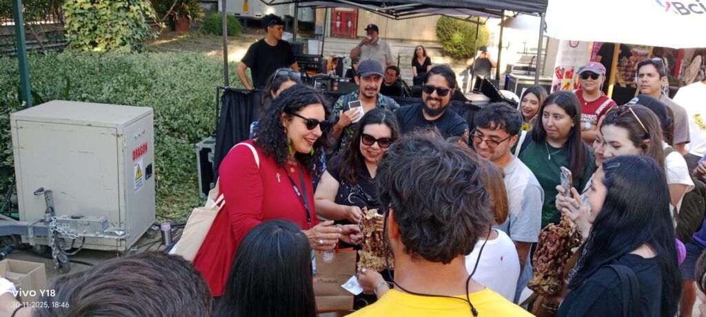 Giuliana Furci rodeada de asistentes a la charla