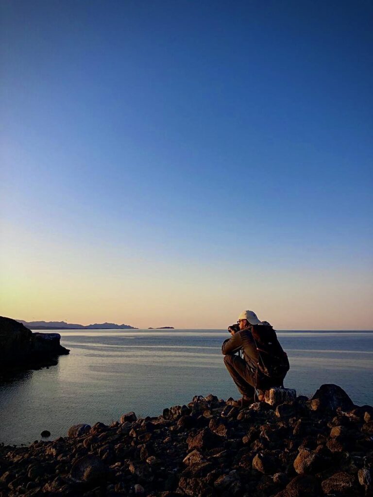 El biólogo José Juan Flores Martínez, en isla Partida Norte, en el Golfo de California. Foto: cortesía Maximiliano López Romero