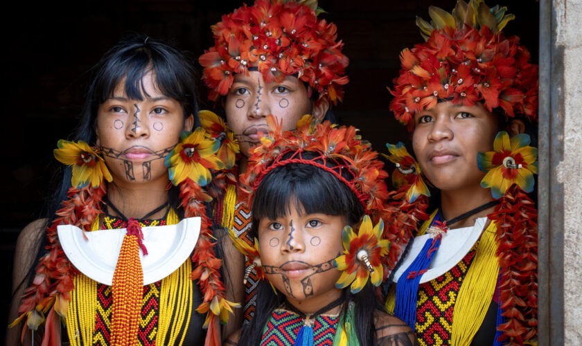Entre ríos y rituales: Retratos de tres tribus del Amazonas a través del lente de Fernando Rosselot