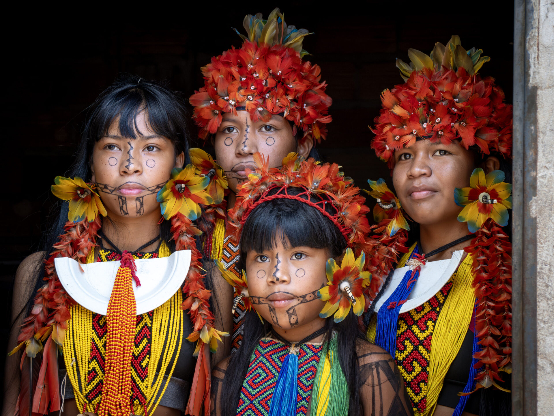 Entre ríos y rituales: Retratos de tres tribus del Amazonas a través del lente de Fernando Rosselot