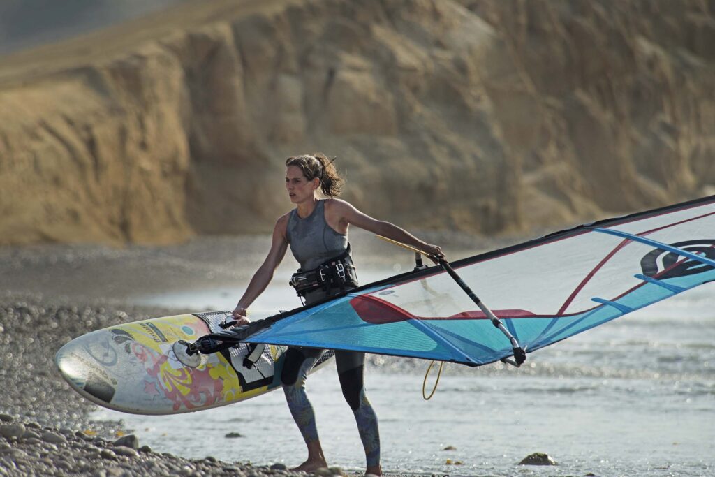 Carolina Butrich, ex campeona nacional de windsurf de Perú, fue clave para lograr más apoyo para la Ley de Rompientes, la normativa que fue pionera en el cuidado de las olas en Latinoamérica (Imagen: Walter H. Wust)
