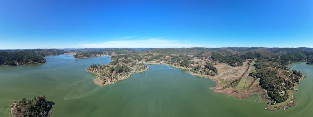 Lago Vichuquén recientemente con coloración verde. Cortesía de Gabriel Moraga, encargado de comunicaciones de la municipalidad en el período anterior.