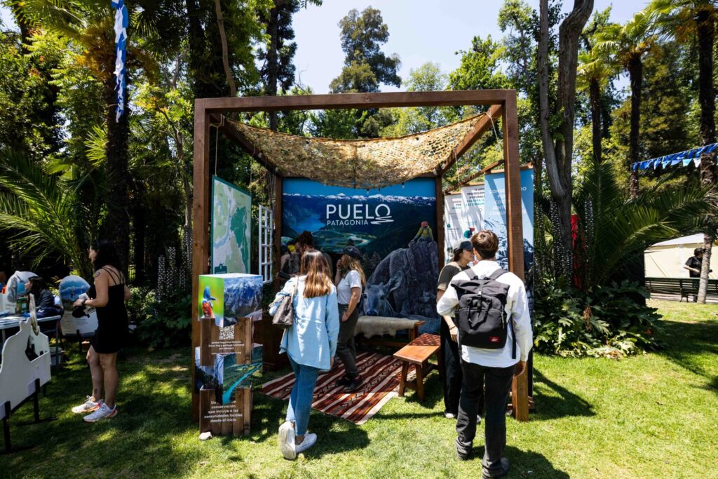 Stand de puelo patagonia se aprecia con personas interesadas