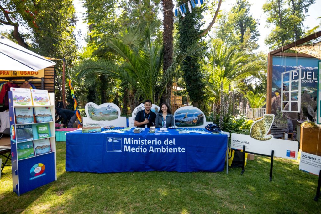 Stand del ministerio de medioambiente, ambos representantes miran directo a la cámara