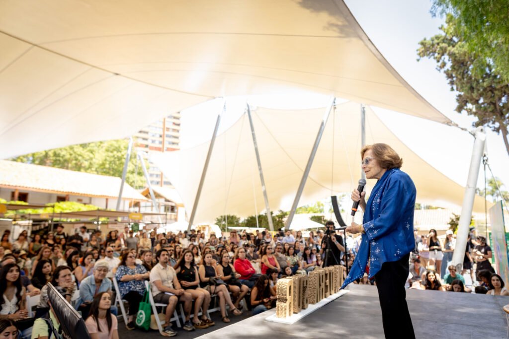 Sylvia Earle dictando una charla en el escenario Natura, en el contexto del festival Ladera Sur.