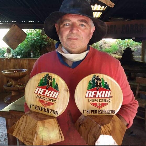 Antonio ocupando el gorro maulino, foto compartida desde su taller a través de instagram.