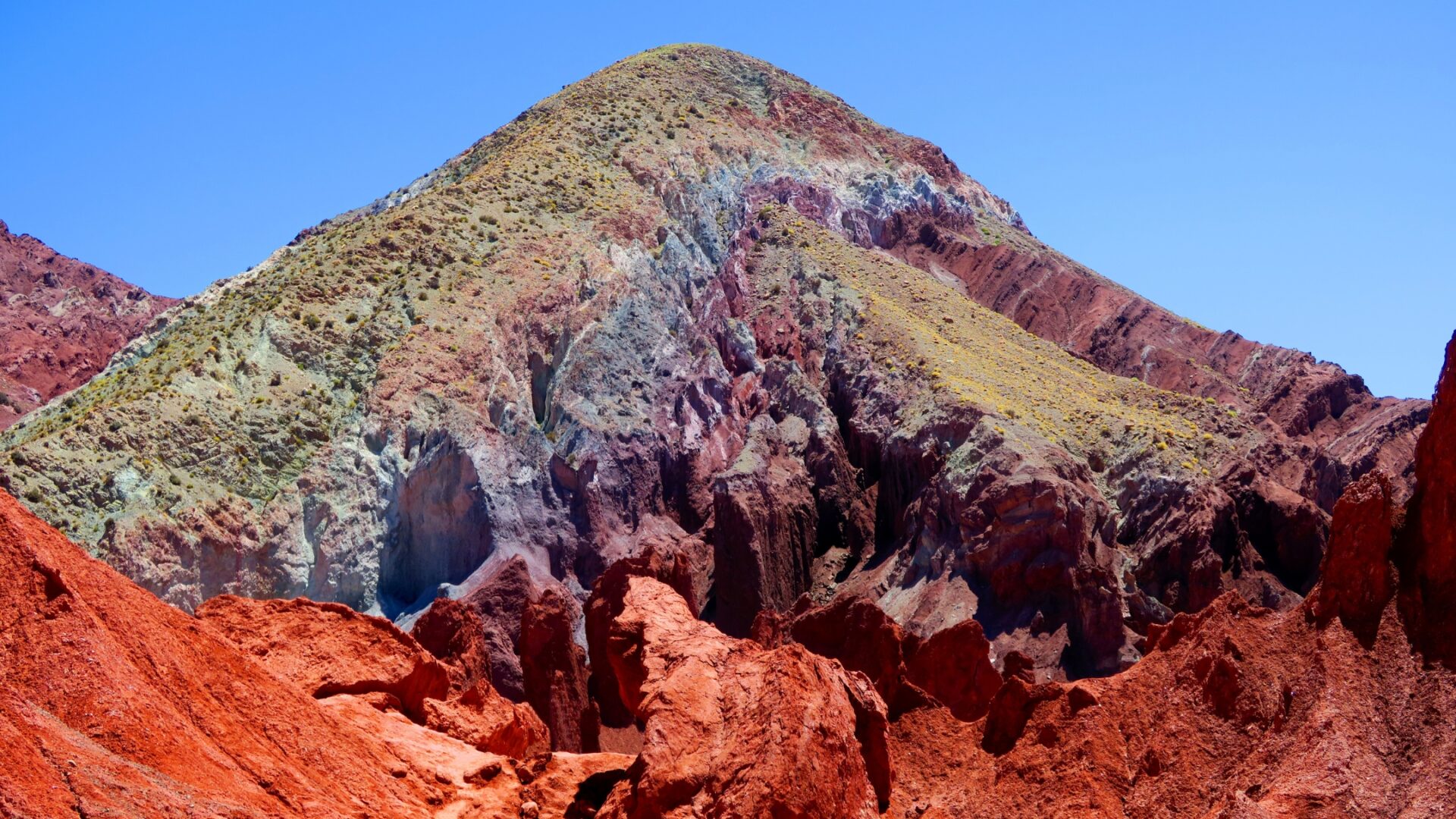 Explorando el Valle del Arcoíris en Chile, donde la geología pinta el desierto de colores