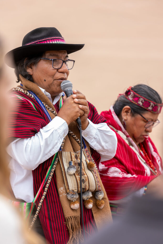 Aurora Cayo dando la introducción al evento.