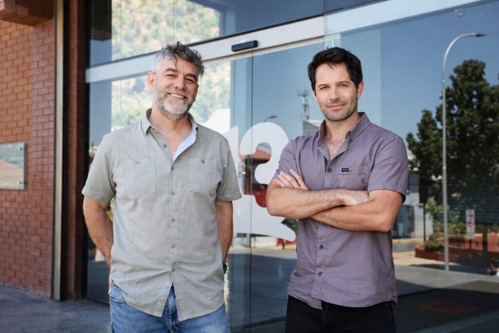 Arriagada y Braun en el frontis de Canal 13.