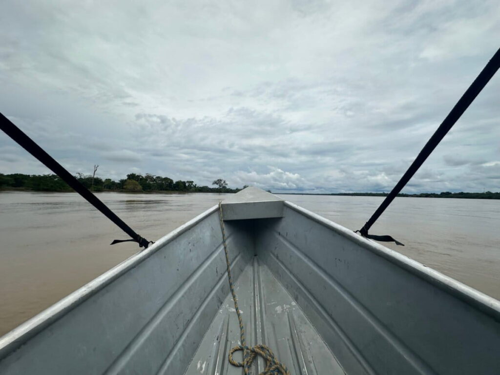 Navegar el Atabapo implica cruzar el dominio de alias «Jhon 40», responsable de la minería ilegal en la frontera. Pese a las inversiones en salud, el ciclo de intoxicación se repite al consumir pescado contaminado en el territorio. Foto: José Guarnizo