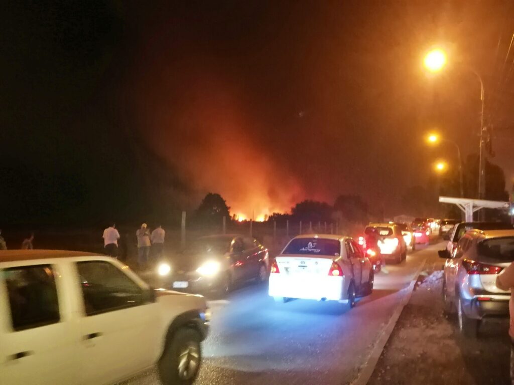 Congestión vehicular en incendios de Ñuble 2023.