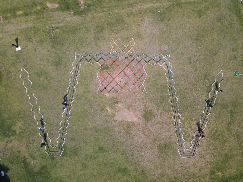 Vista aérea del armado del gigante vestido.