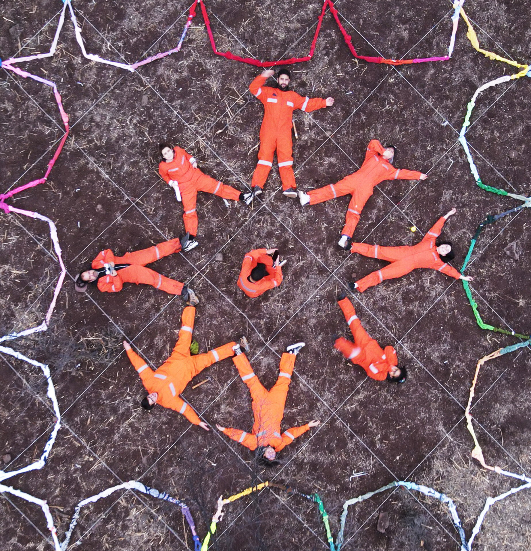 El Gigante Vestido: una intervención efímera que invita a repensar el consumo y el patrimonio en el desierto de Atacama