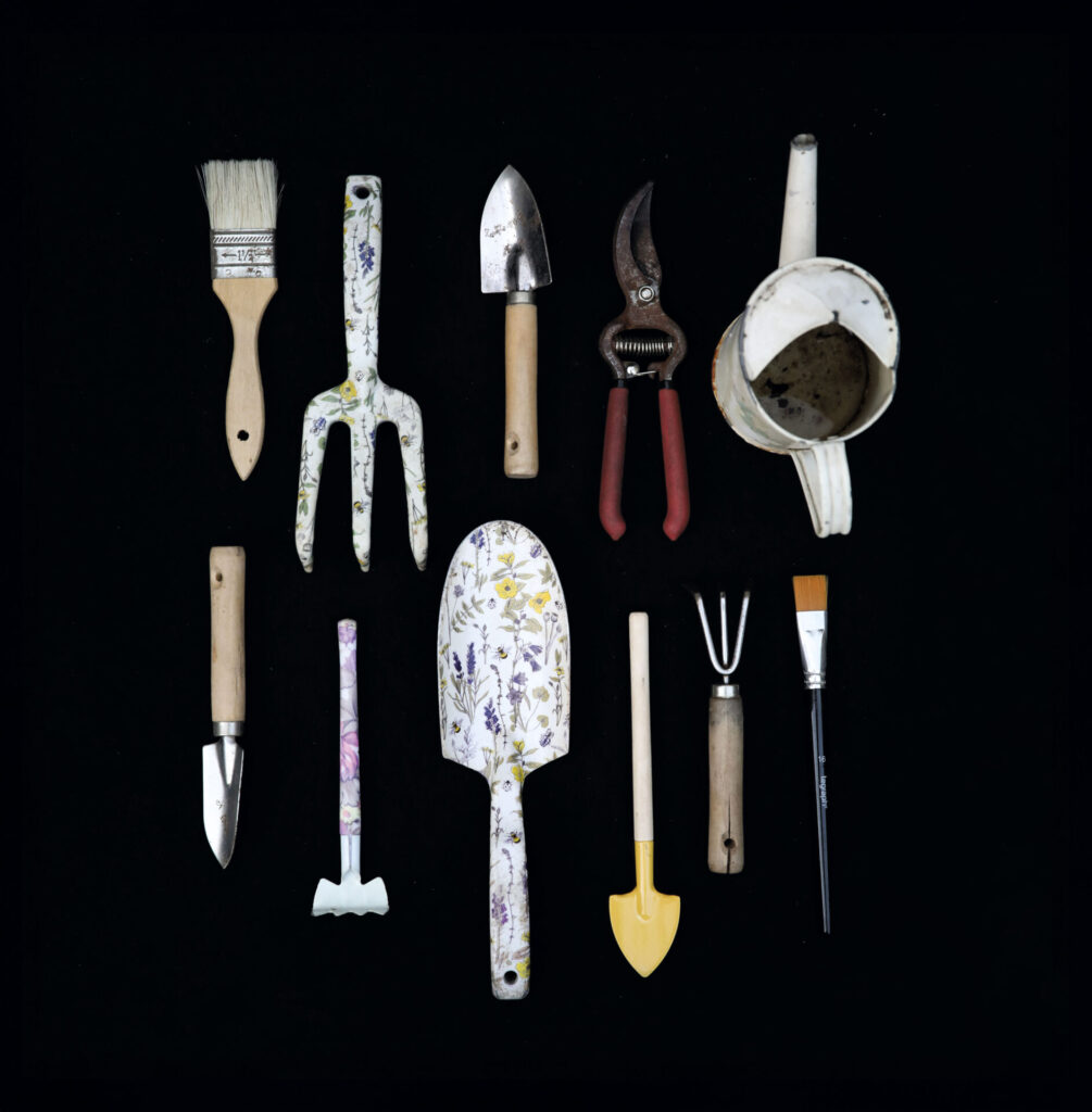 Implementos de jardinería. Foto incluida en el libro.