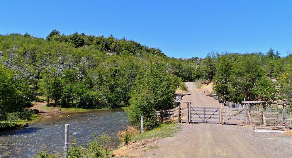 PORTÓN. DANIEL PÉREZ A.
En la foto se observa el portón instalado mientras dure la construcción de los dos puente que superan el desagüe del lago Lapparent. Junto a dicho portón se puede estacionar. Foto hacia el Sur, diciembre de 2018.