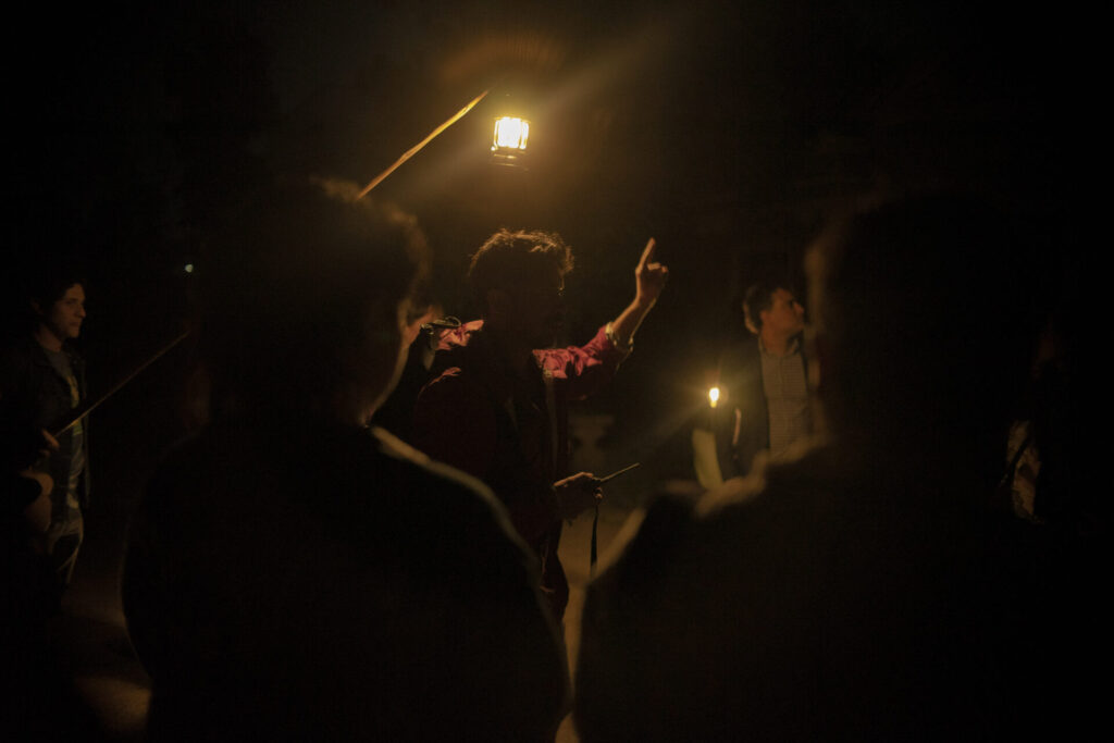 La obra desarrollándose, dando indicaciones para la búsqueda.