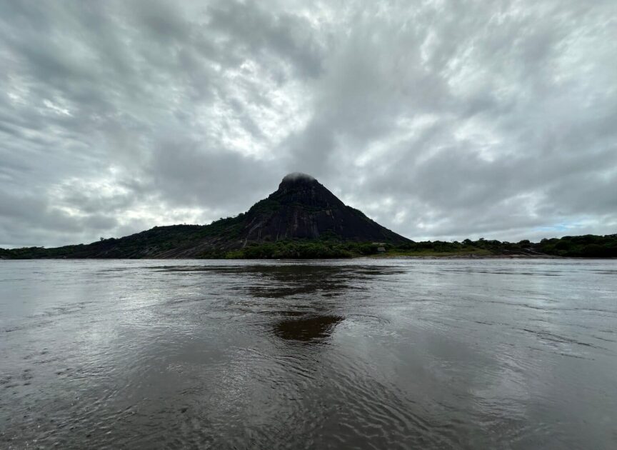 El Escudo Guayanés posee rocas de 1800 millones de años que facilitan la concentración de metales valiosos. Esta riqueza geológica ha convertido a la minería en la principal fuente de financiación de los grupos armados. Foto José Guarnizo