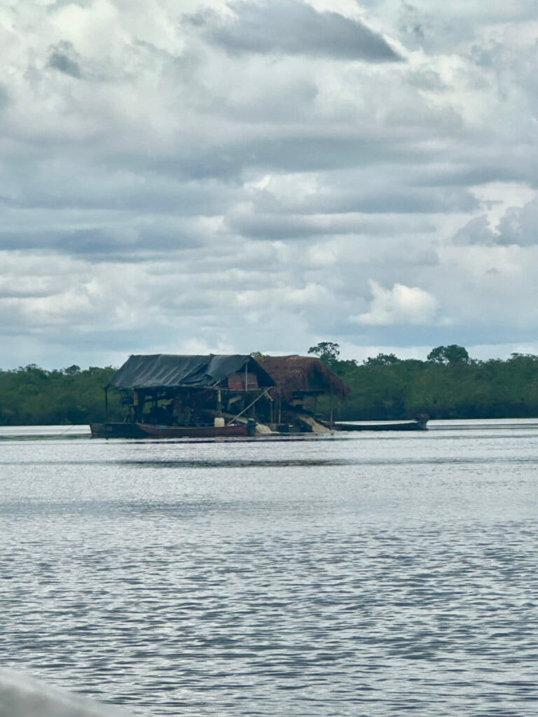 Entre Chaquita y Playa Blanca, esta draga opera a todo motor. El mercurio que vierten este tipo de máquinas se desplaza por las corrientes, extendiendo una mancha tóxica que envenena el ecosistema y alcanza incluso a las comunidades más aisladas. Foto: José Guarnizo