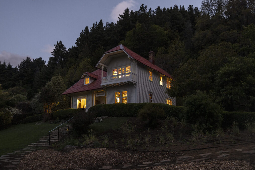Casa Frei de noche