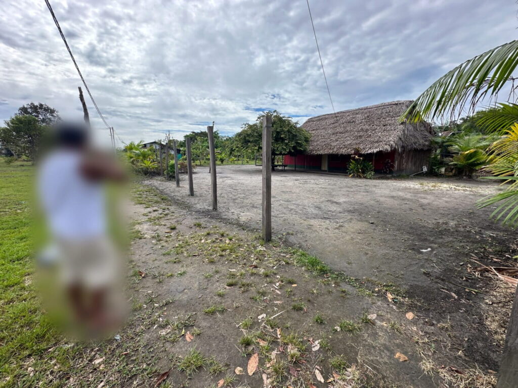 Uno de los buzos que arriesgan su vida a 40 metros de profundidad para succionar el material del lecho del río. Por este peligroso oficio, reciben hasta el 40 % del oro extraído, en un mercado donde el gramo ronda los 410 000 pesos colombianos. Foto: José Guarnizo