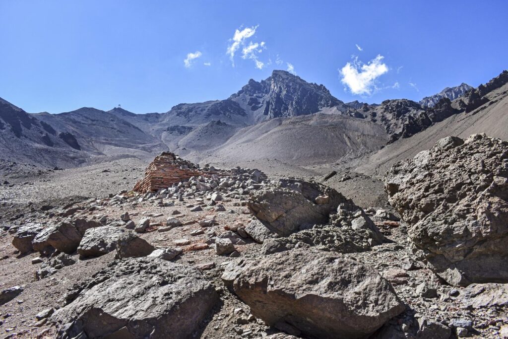 Casucha la Cumbre desmoronada