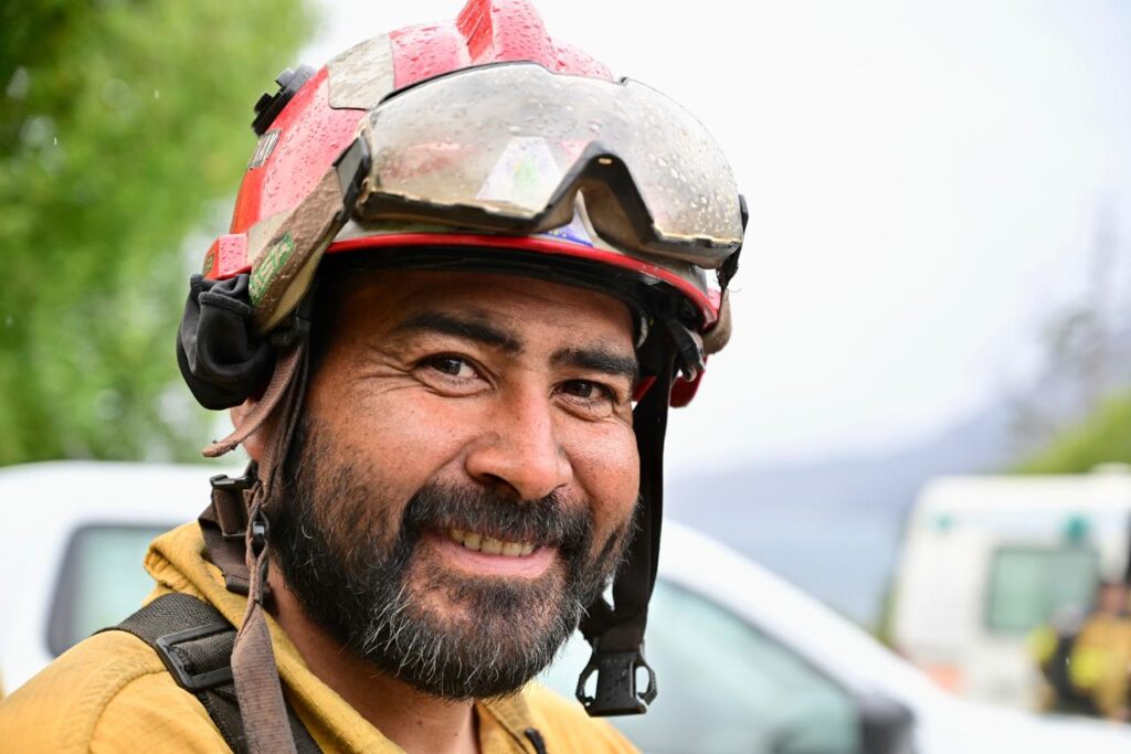 Brigadista, incendios en la Patagonia Argentina, Enero de 2026. Foto de Maxi Jonas.
