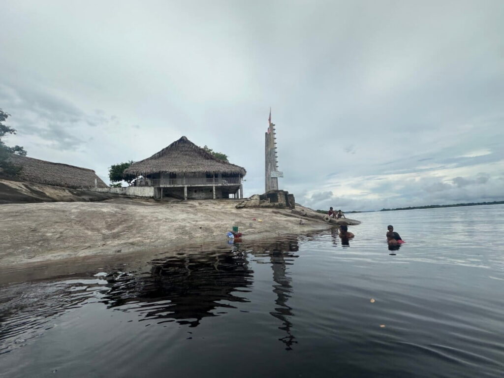 El metilmercurio se bioacumula en los peces depredadores del Atabapo, principal fuente de proteína en la región. El 47 % de los peces analizados excede los niveles permitidos, convirtiendo la dieta local en un peligro latente. Foto: José Guarnizo