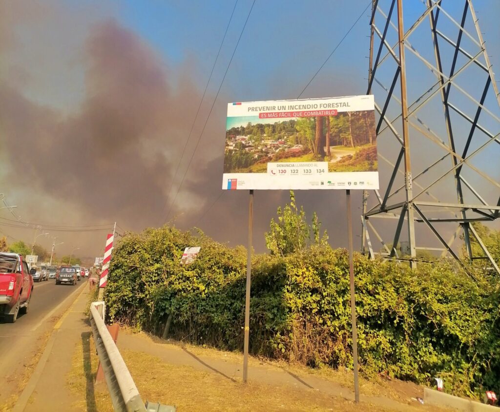Carteles de prevención de incendios forestales del Ministerio del Medioambiente en Ñuble