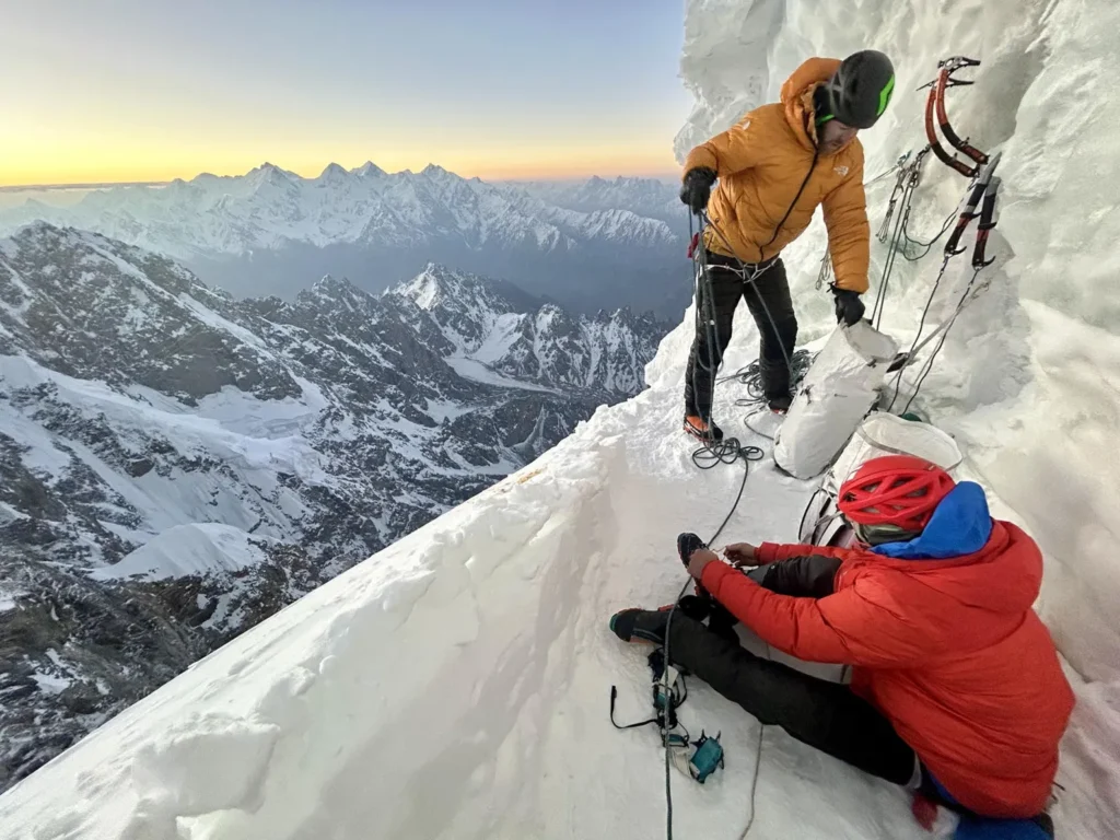 Sebastian Pelletti Escalando Shooting the Moon.