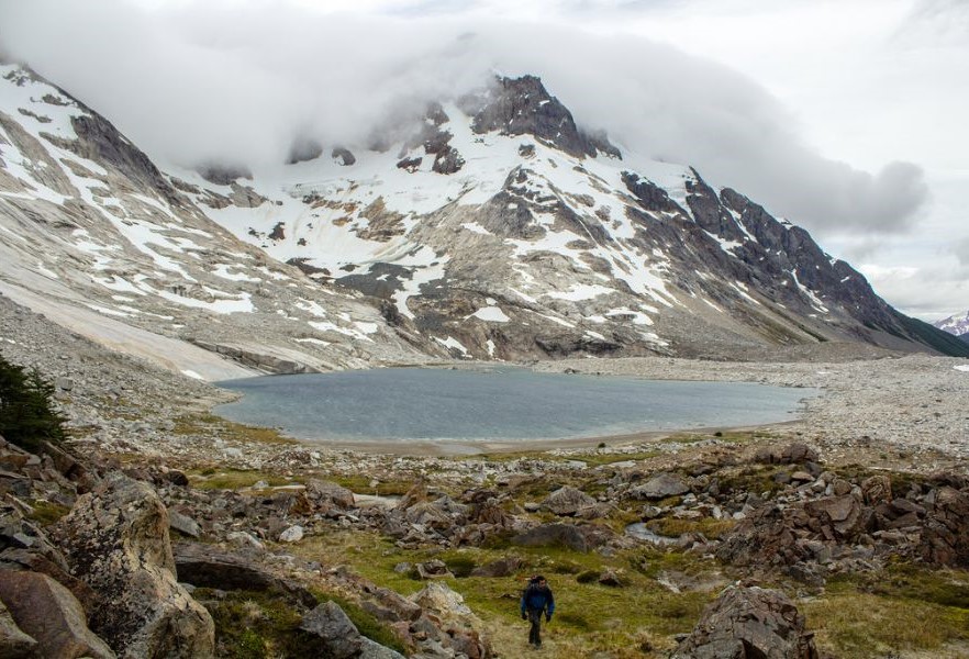 Camino al portezuelo. Joaquin Muñoz
Este es el tipo de terreno que se debe superar desde la segunda laguna hasta el portezuelo que marca el mirador de las Torres del Avellano. Foto hacia el Norte, diciembre 2018. Foto publicada en Andes Hand Book.