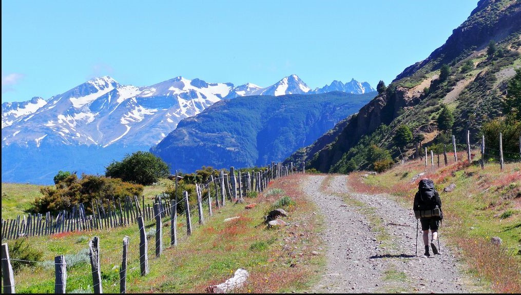Camino. Daniel Pérez A.
Si bien es un tanto aburrido caminar por un camino vehícular, las vista que se pueden tener desde este compensan de cierta manera el esfuerzo. Foto hacia el Norte, diciembre de 2018.
