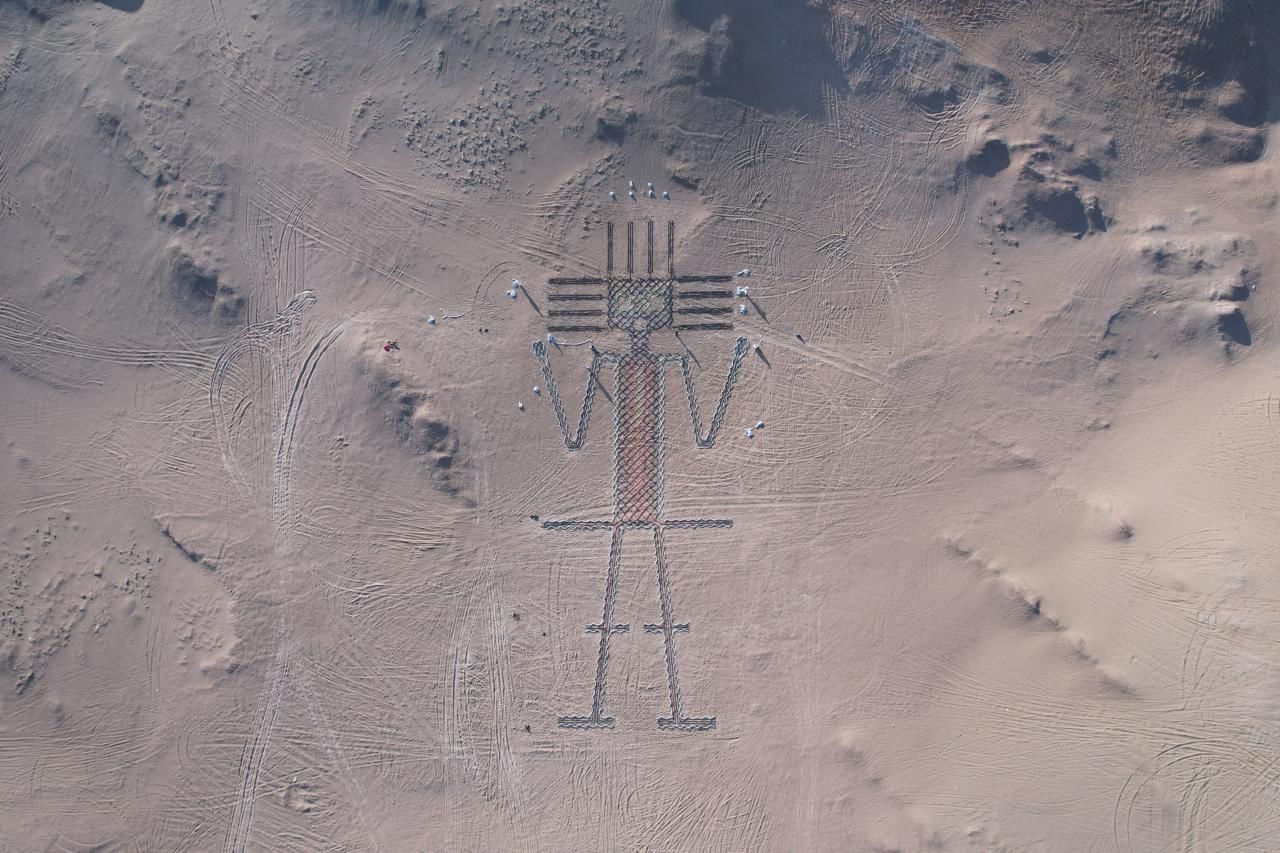 Recrean al Gigante de Atacama con más de 5 mil prendas del vertedero textil del Desierto de Atacama