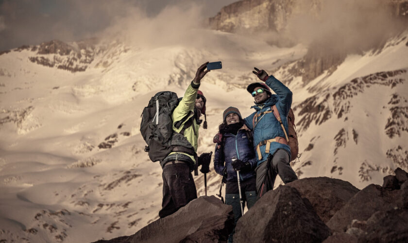 Gente alistada para subir la montaña.