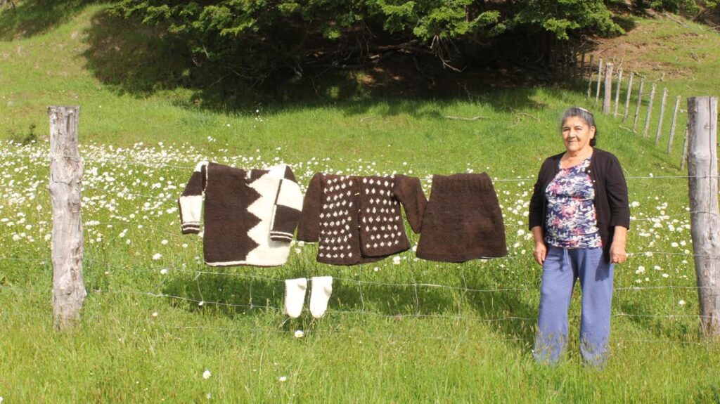 Tejedora exponiendo sus artesanías