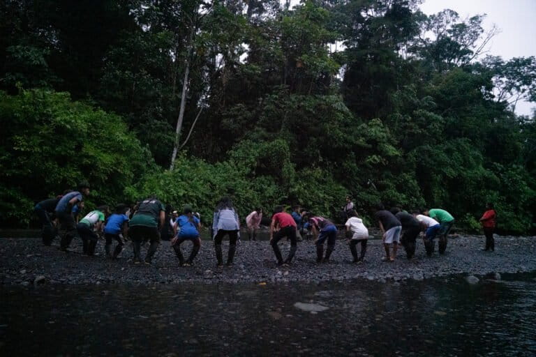 Actividades grupales de los niños y las niñas en el Segueyo, en la comunidad a’i cofán de Sinangoe, durante un encuentro del Semillero de Guardia. Foto: cortesía Michelle Gachet / Amazon Frontlines