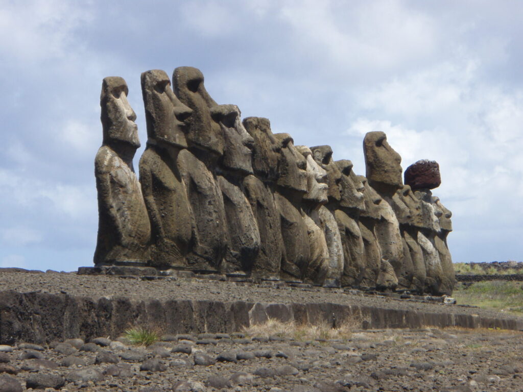 Los 15 moái de Ahu Tongariki. Créditos (CC-BY): Sheep"R"Us, extraída de Flickr.